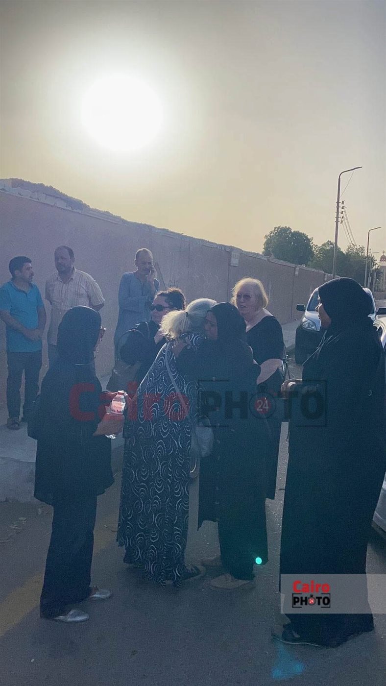 باربرا تتلقى العزاء في شقيقتها تيريزة بعد دفنها 