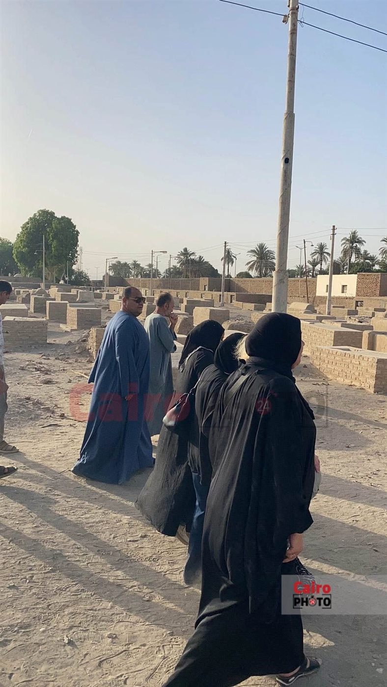 باربرا تتلقى العزاء في شقيقتها تيريزة بعد دفنها 