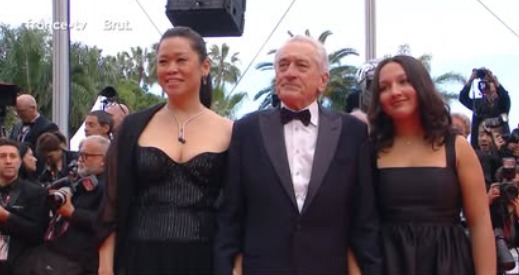 قبل تكريمه بالسعفة الذهبية الفخرية.. روبرت دي نيرو يصل ريد كاربت كان السينمائي مع أسرته