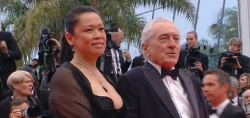 قبل تكريمه بالسعفة الذهبية الفخرية.. روبرت دي نيرو يصل ريد كاربت كان السينمائي مع أسرته