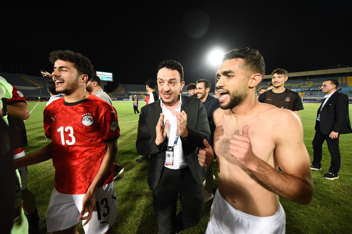 أبو زهرة يحتفل مع لاعبي منتخب الشباب