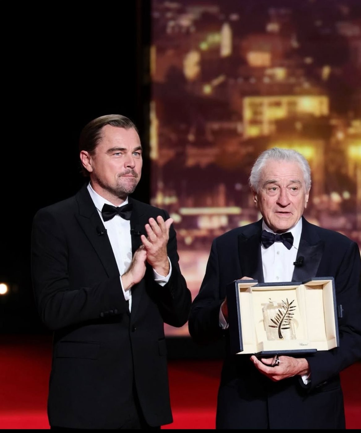 ليوناردو دي كابريو يسلم روبرت دي نيرو جائزة السعفة الذهبية الفخرية في حفل افتتاح مهرجان كان السينمائي