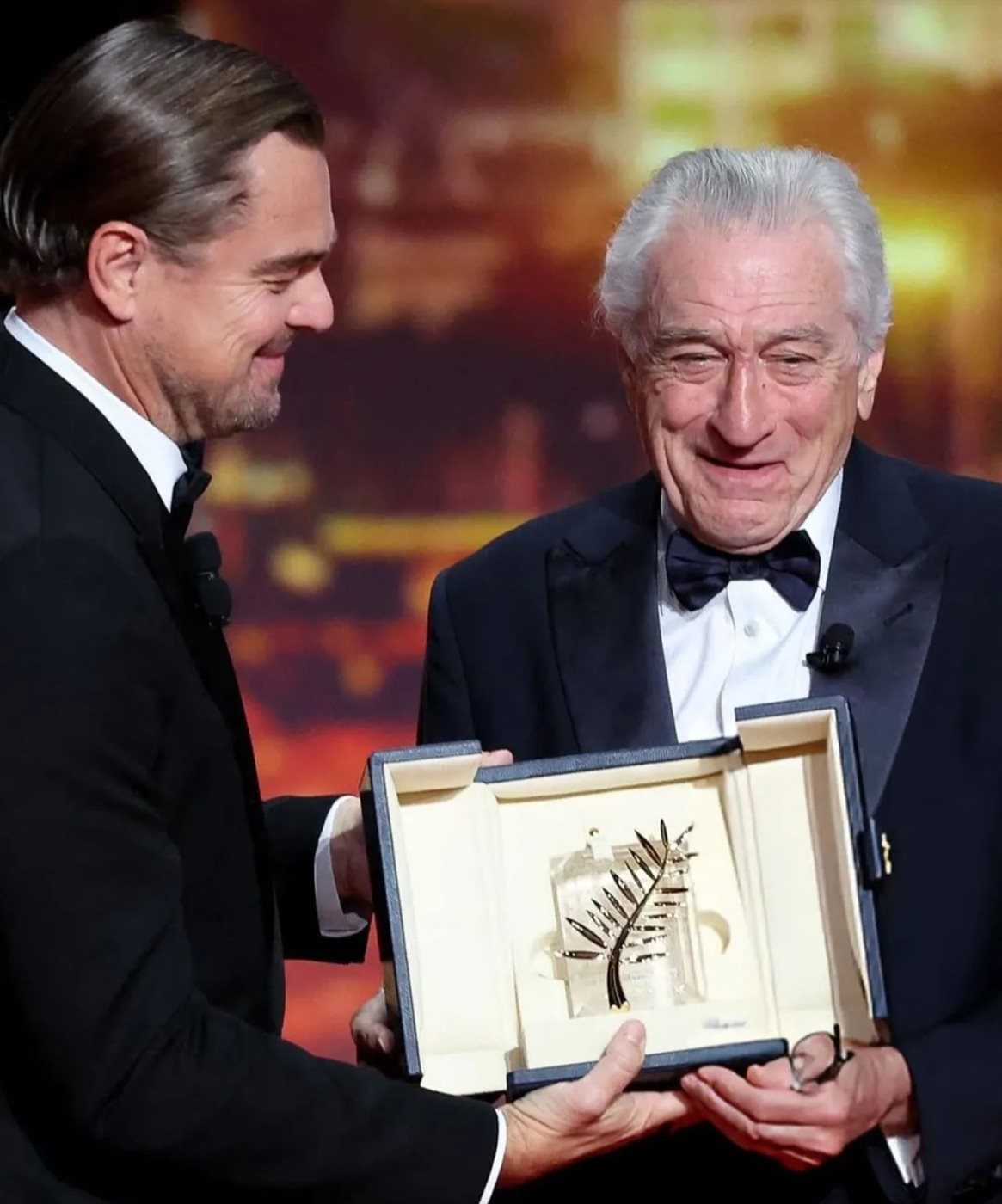 ليوناردو دي كابريو يسلم روبرت دي نيرو جائزة السعفة الذهبية الفخرية في حفل افتتاح مهرجان كان السينمائي
