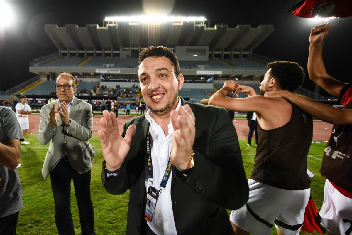 أبو زهرة وعزام يحتفلان مع لاعبي منتخب الشباب