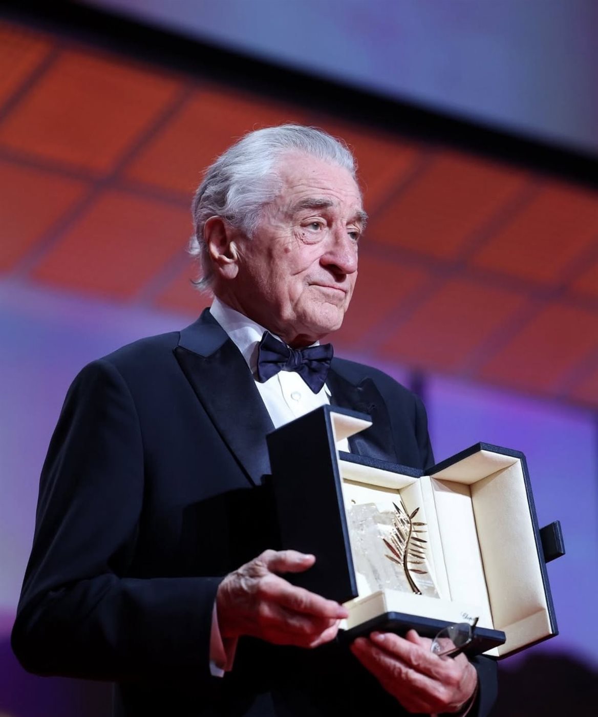 ليوناردو دي كابريو يسلم روبرت دي نيرو جائزة السعفة الذهبية الفخرية في حفل افتتاح مهرجان كان السينمائي