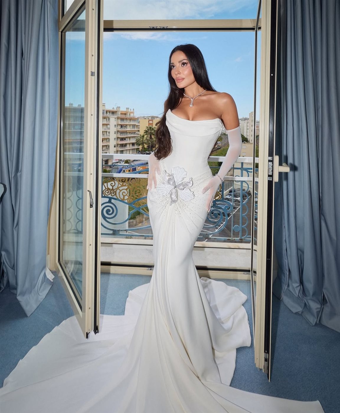 نادين نسيب نجيم تتألق بالأبيض خلال مهرجان كان لعام 2025