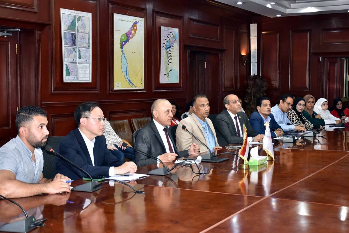 محافظ الأقصر يستقبل وفد صينى