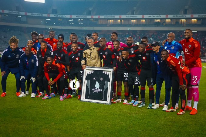 لحظات وداعية لـ ريفيرو مع لاعبي أورلاندو بايرتس 