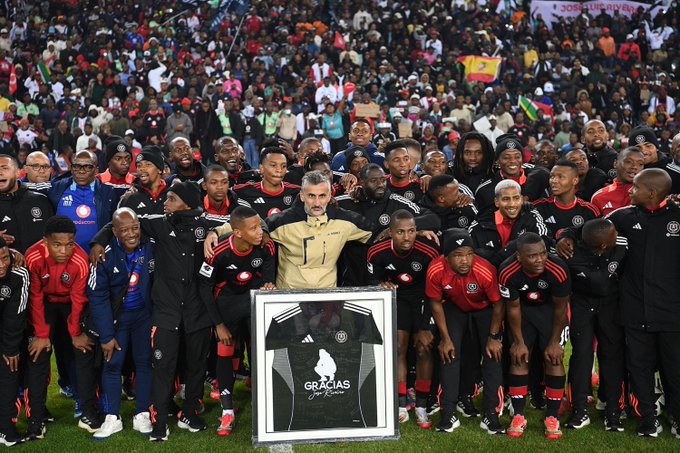 لحظات وداعية لـ خوسيه ريفيرو مع لاعبي أورلاندو بايرتس