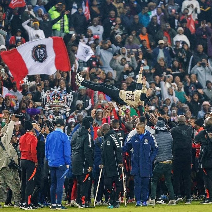 لحظات وداعية لـ خوسيه ريفيرو مع لاعبي أورلاندو بايرتس بعد مباراته الأخيرة