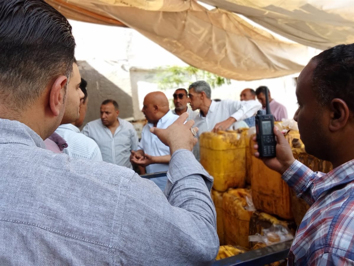 غلق منشأة مخالفة لإعادة تدوير الزيوت المستخدمة بأوسيم