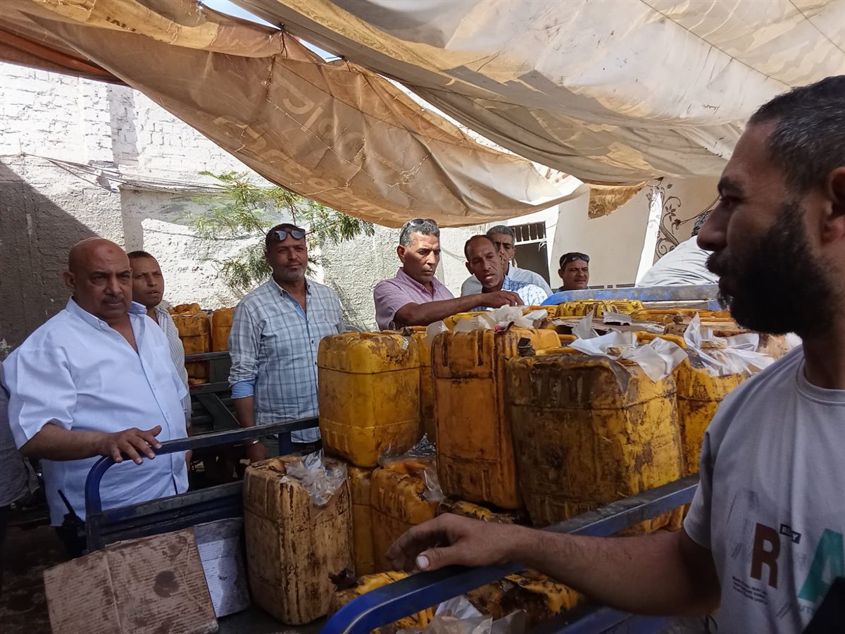 غلق منشأة مخالفة لإعادة تدوير الزيوت المستخدمة بأوسيم