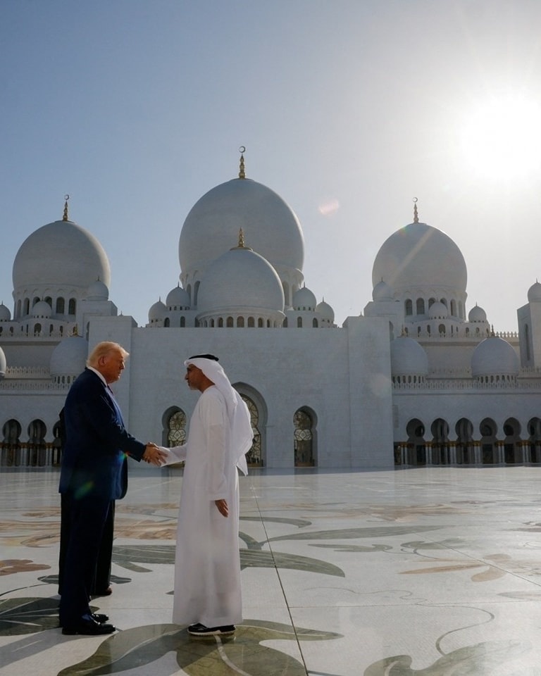 الرئيس الأمريكي يزور جامع الشيخ زايد في أبوظبي برفقة الشيخ خالد بن محمد بن زايد