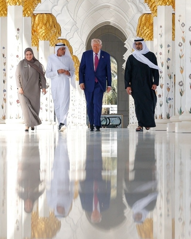 الرئيس الأمريكي يزور جامع الشيخ زايد في أبوظبي برفقة الشيخ خالد بن محمد بن زايد