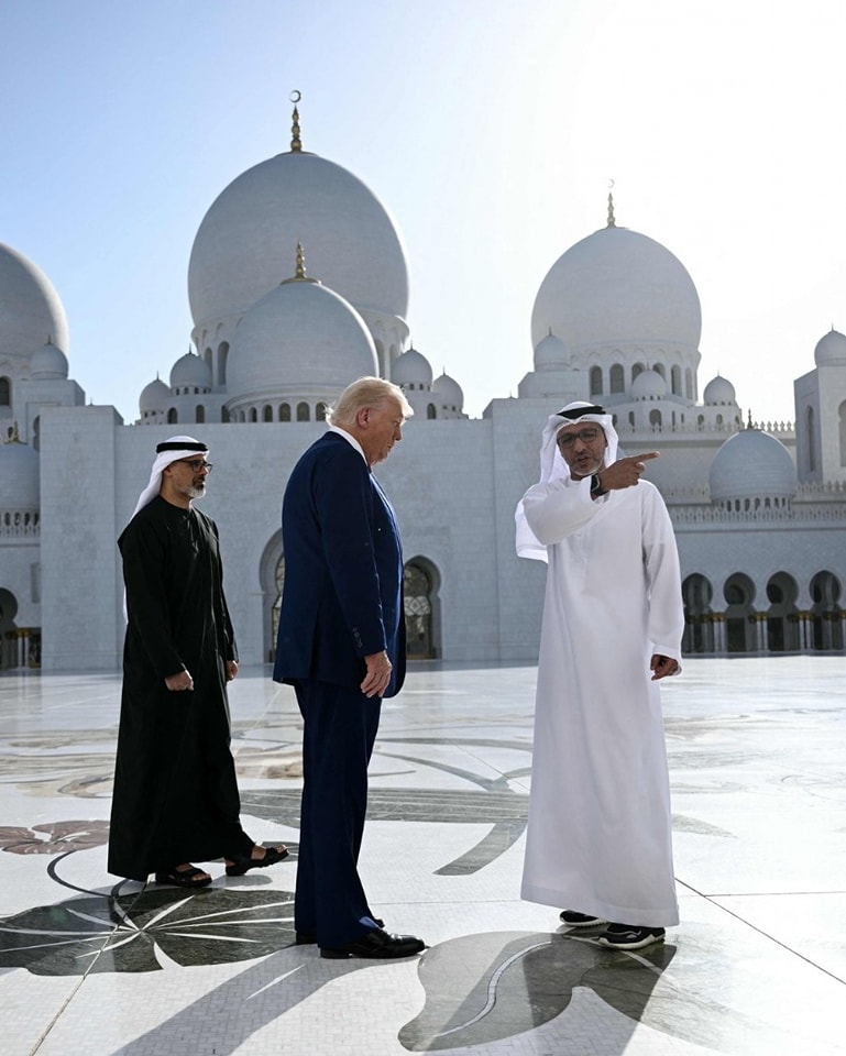 الرئيس الأمريكي يزور جامع الشيخ زايد في أبوظبي برفقة الشيخ خالد بن محمد بن زايد