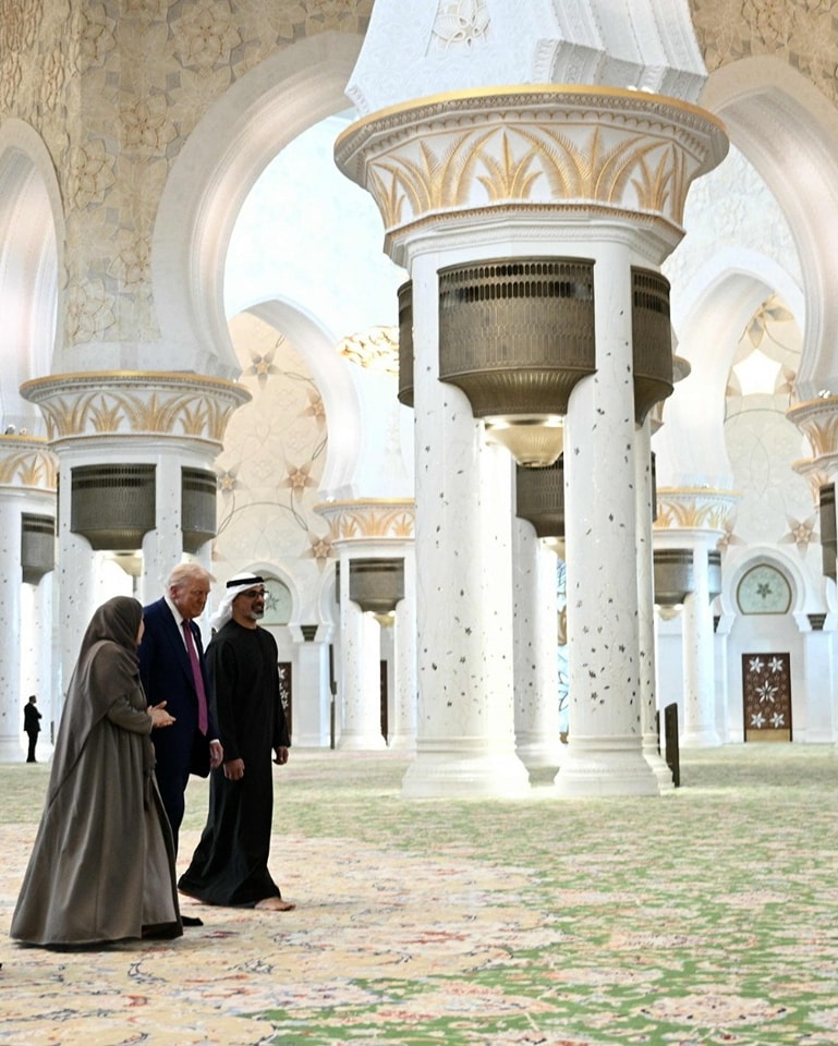 الرئيس الأمريكي يزور جامع الشيخ زايد في أبوظبي برفقة الشيخ خالد بن محمد بن زايد