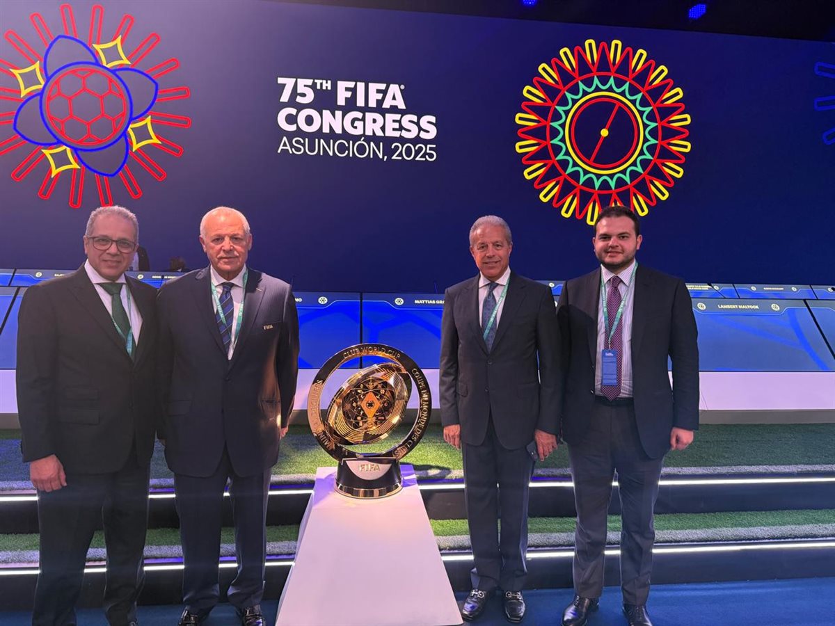 أبوريدة ووفد اتحاد الكرة بجانب كأس العالم للأندية