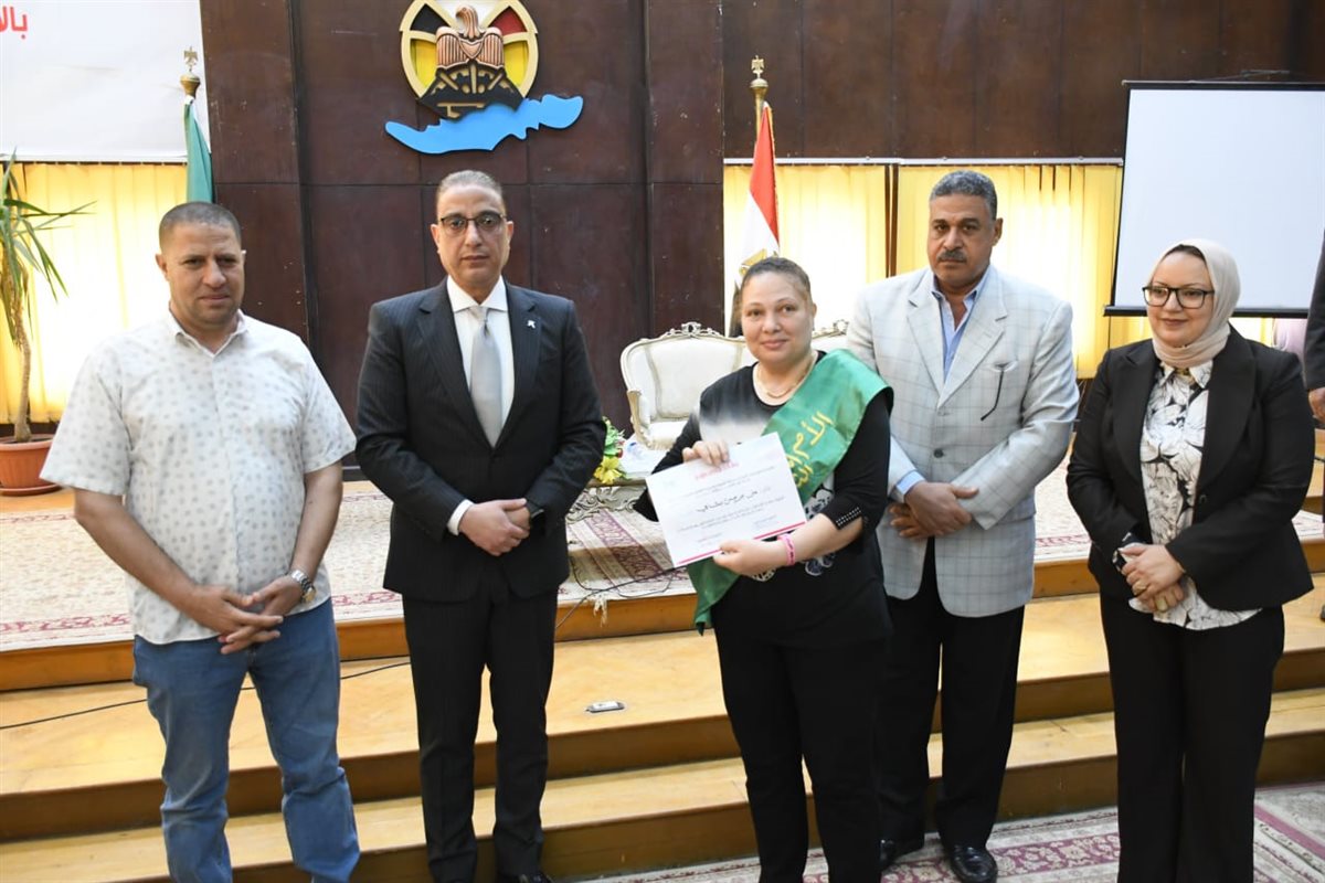 محافظ الفيوم يُكرم عدداً من الأمهات المثاليات