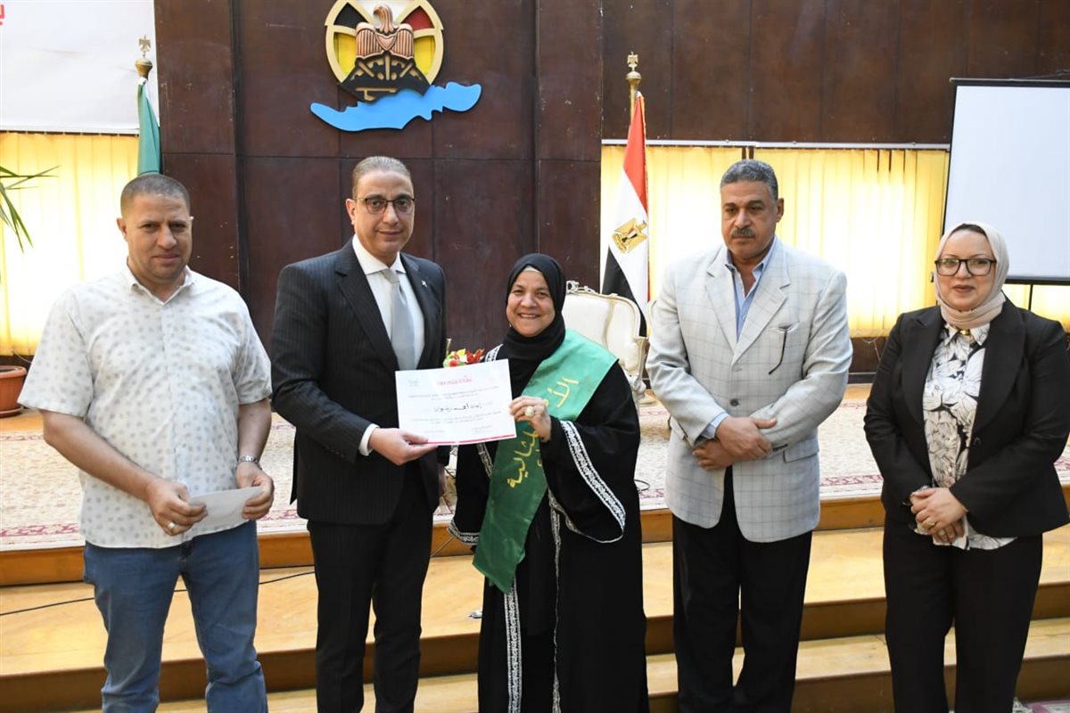 محافظ الفيوم يُكرم عدداً من الأمهات المثاليات