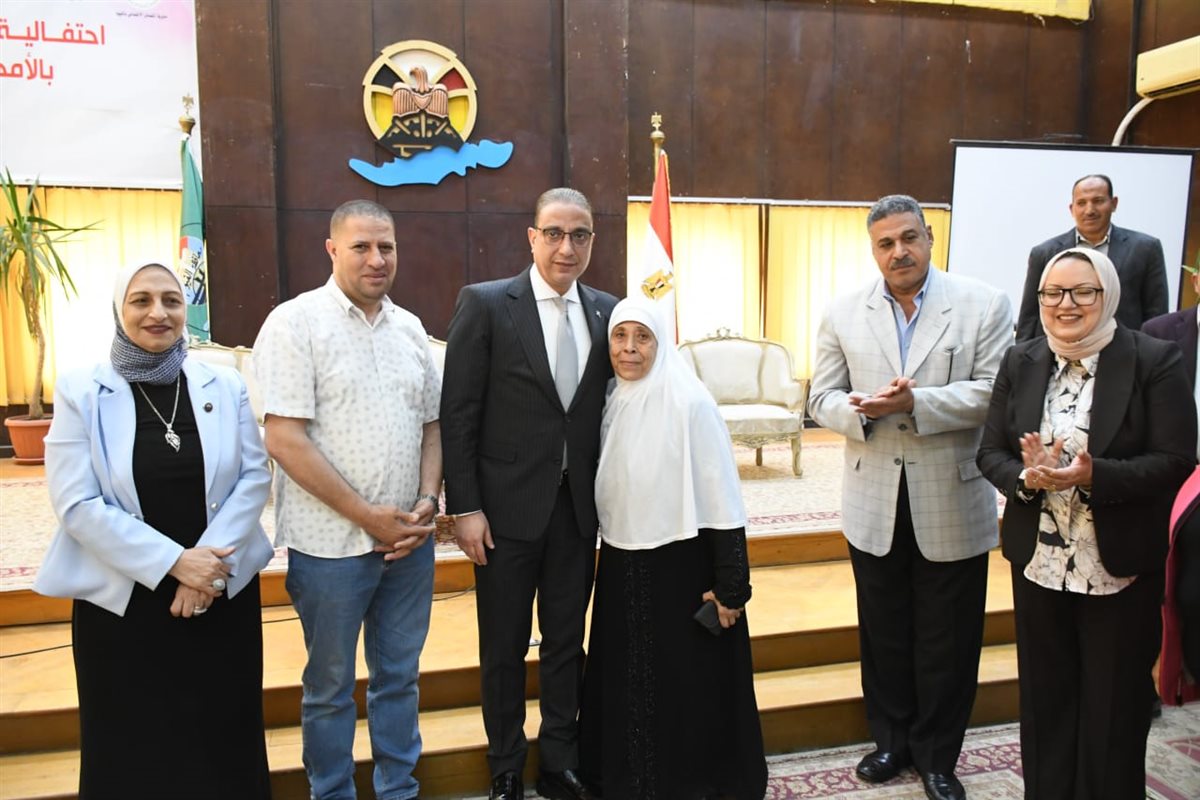 محافظ الفيوم يُكرم عدداً من الأمهات المثاليات