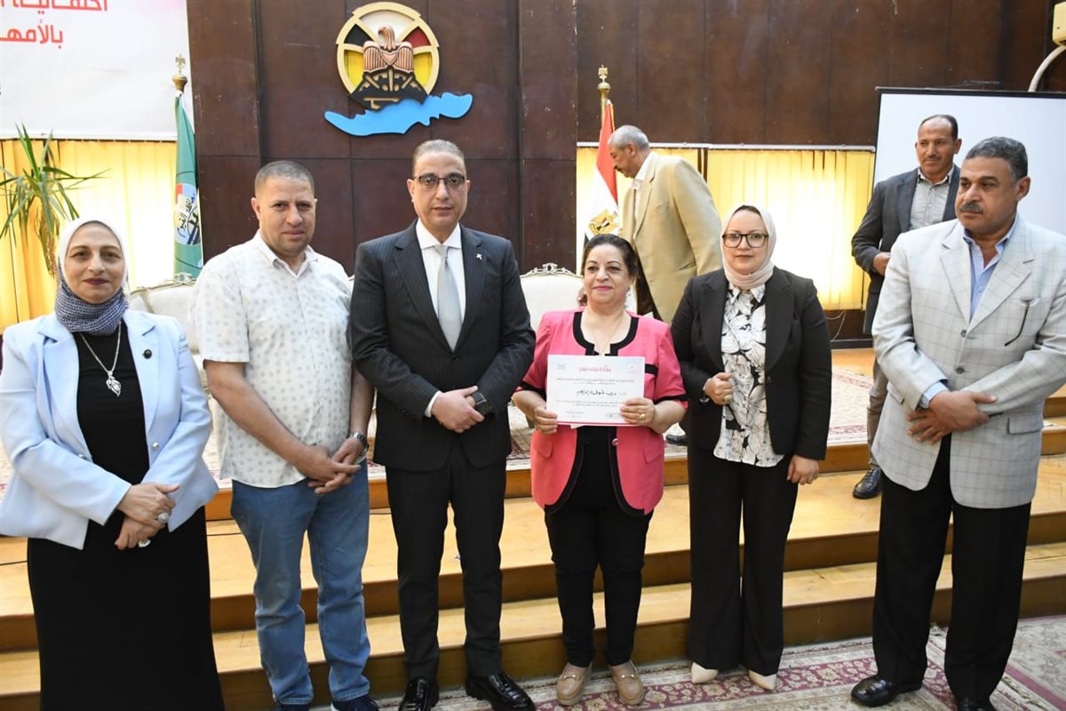 محافظ الفيوم يُكرم عدداً من الأمهات المثاليات