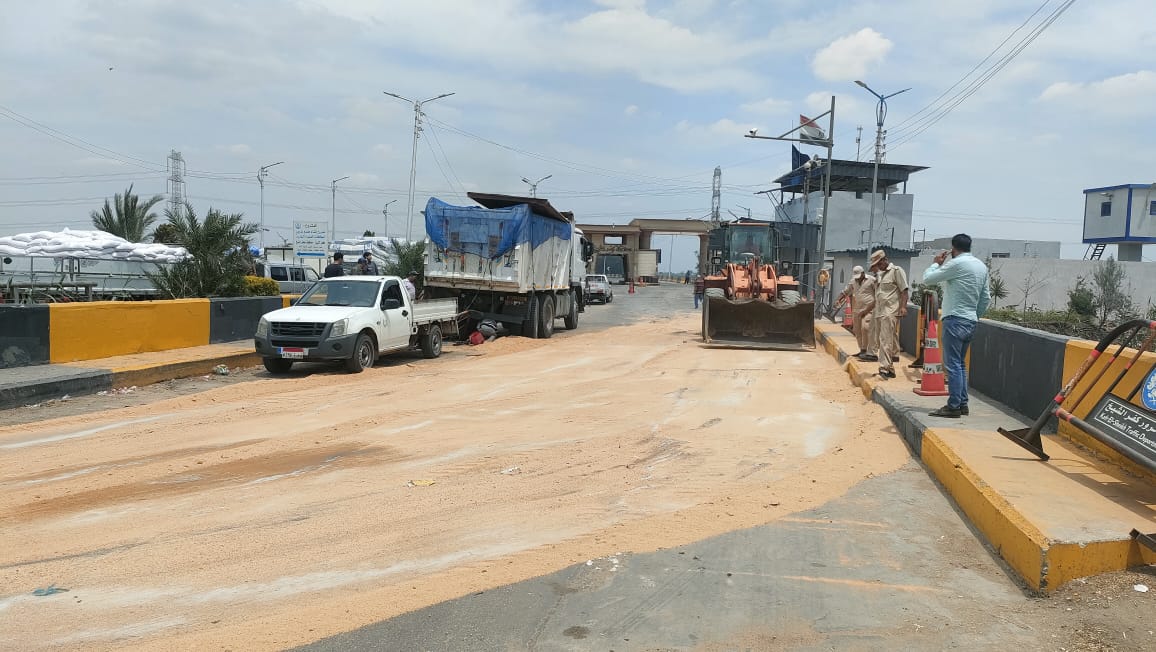 رفع آثار إنقلاب تريلا بمدخل كفر الشيخ