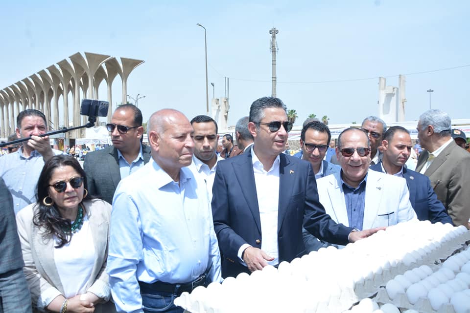 وزير التموين ومحافظ القاهرة يفتتحان سوق اليوم الواحد بمدينة نصر