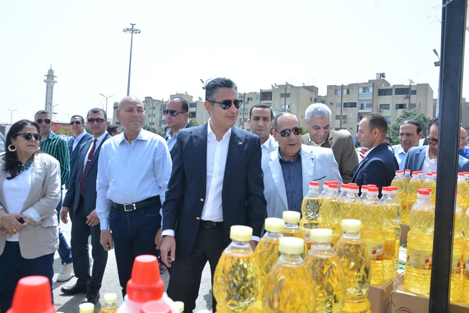 وزير التموين ومحافظ القاهرة يفتتحان سوق اليوم الواحد بمدينة نصر