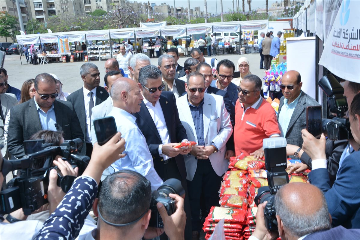 وزير التموين ومحافظ القاهرة يفتتحان سوق اليوم الواحد بمدينة نصر