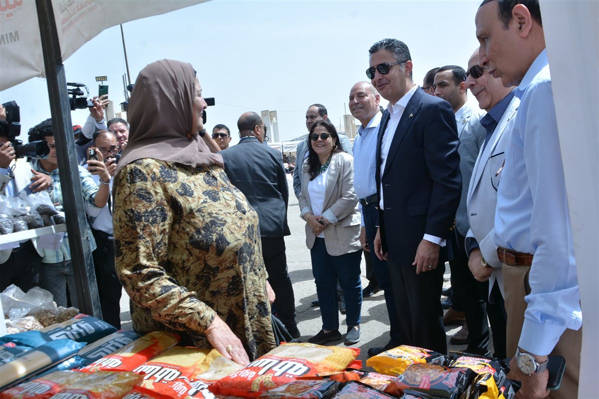 وزير التموين ومحافظ القاهرة يفتتحان سوق اليوم الواحد بمدينة نصر