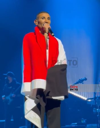 أحمد سعد يرفع علم مصر في حفله بأستراليا