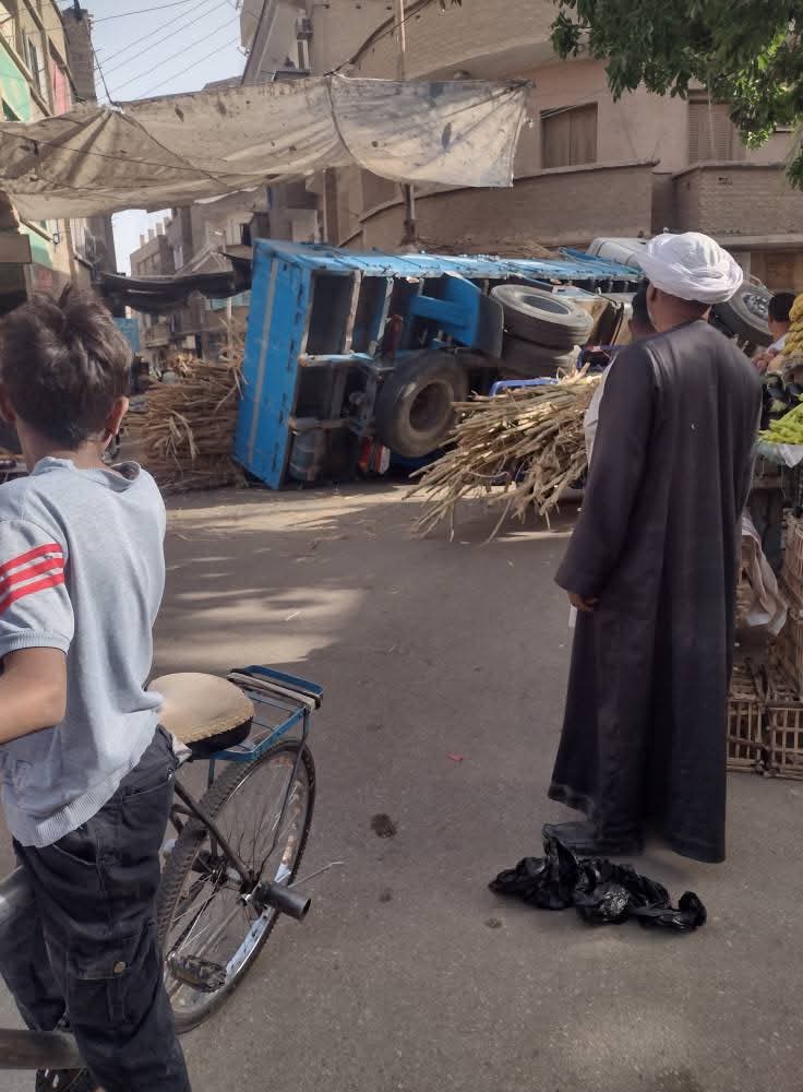 انقلاب سيارة نقل محملة بالقصب