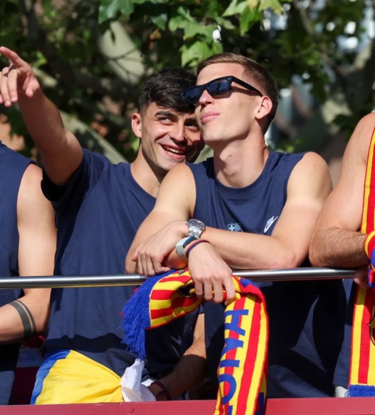  لاعبو برشلونة يحتفلون مع جمهورهم بعد التتويج بالدوري الإسباني