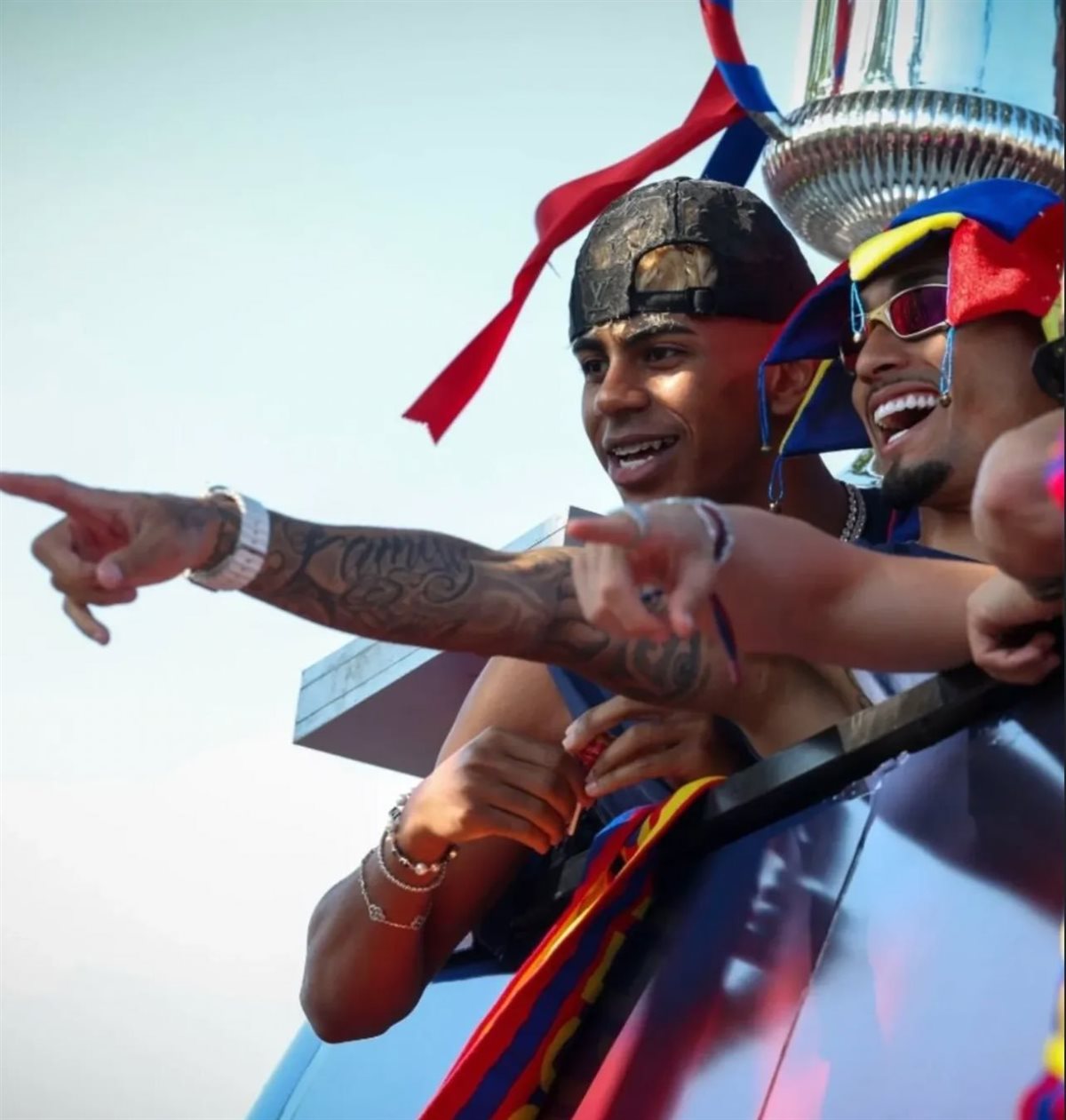  لاعبو برشلونة يحتفلون مع جمهورهم بعد التتويج بالدوري الإسباني