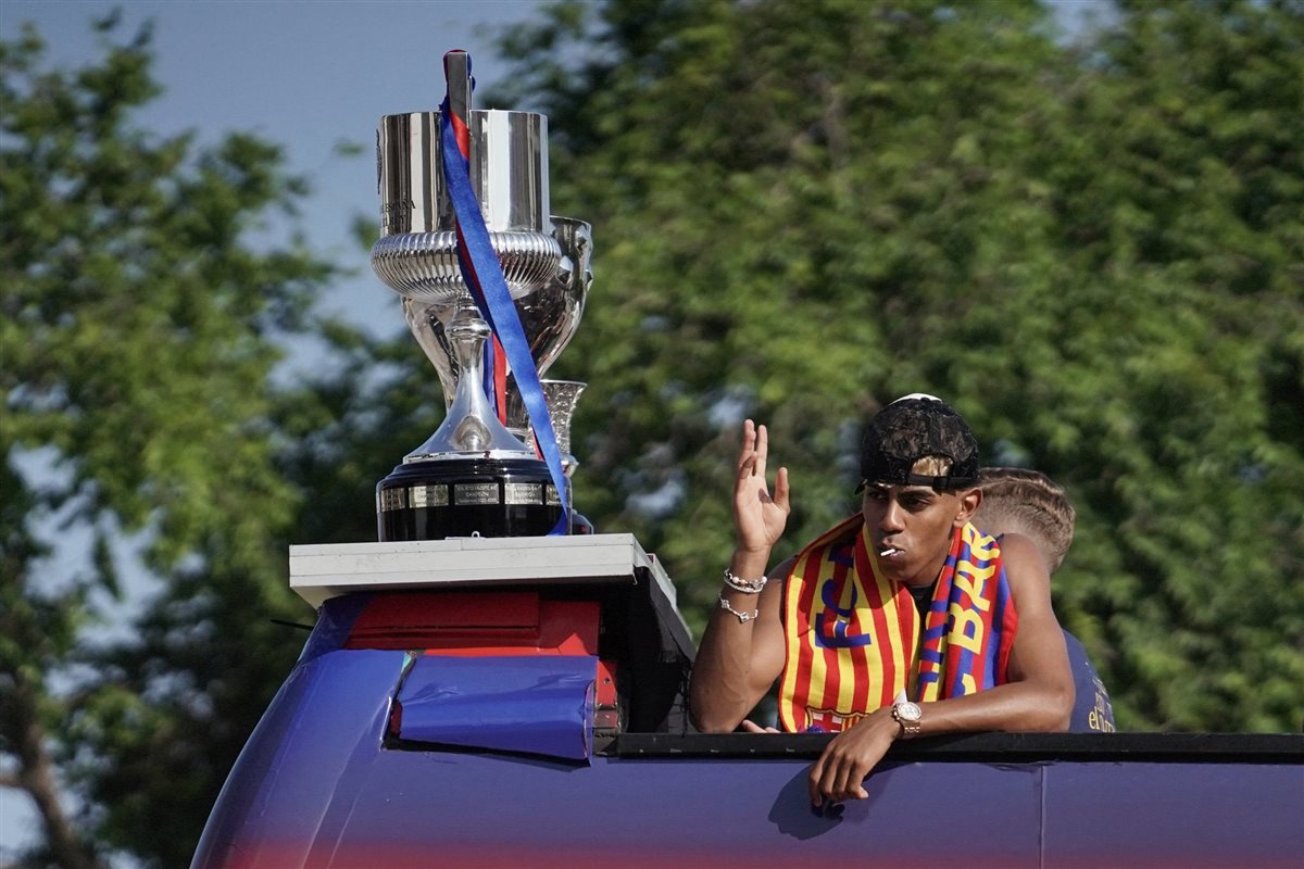  لاعبو برشلونة يحتفلون مع جمهورهم بعد التتويج بالدوري الإسباني