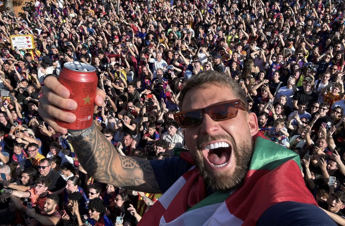  لاعبو برشلونة يحتفلون مع جمهورهم بعد التتويج بالدوري الإسباني