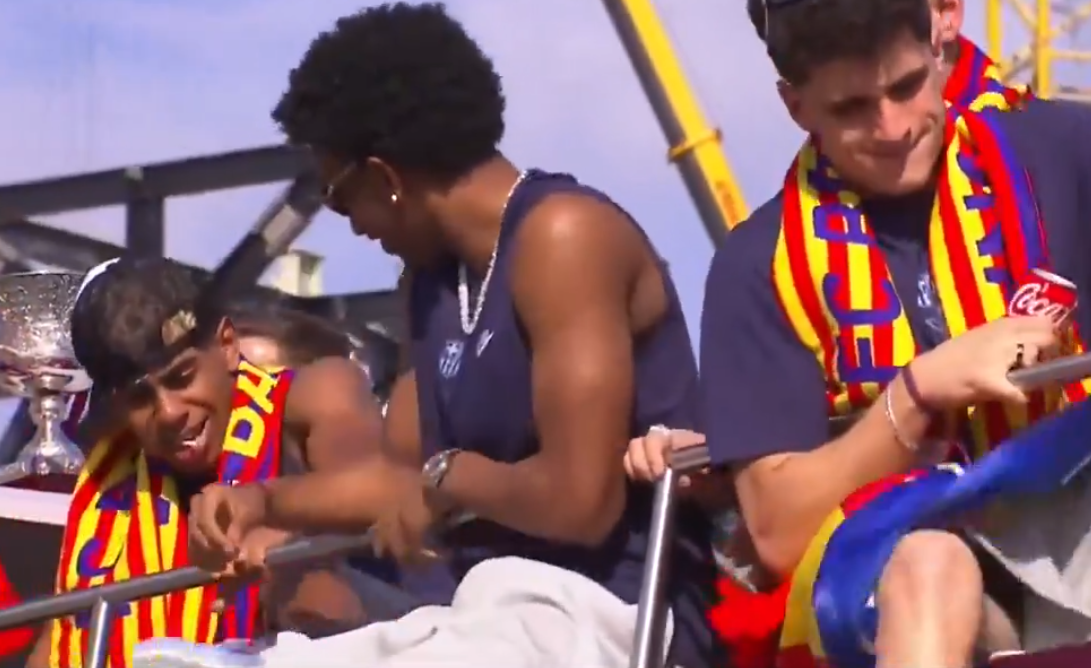  لاعبو برشلونة يحتفلون مع جمهورهم بعد التتويج بالدوري الإسباني