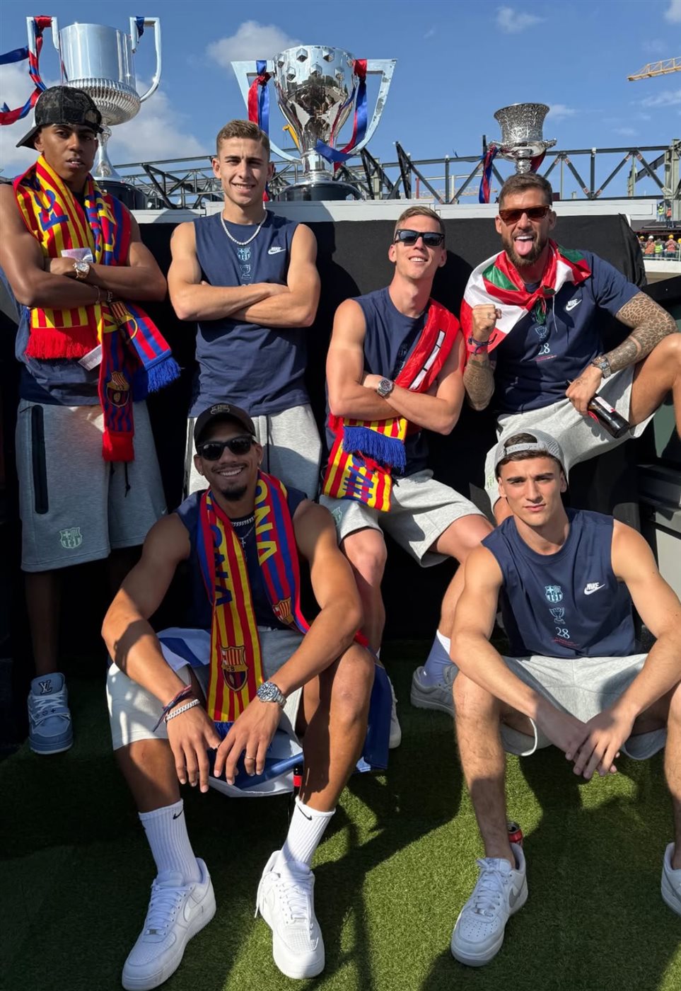  لاعبو برشلونة يحتفلون مع جمهورهم بعد التتويج بالدوري الإسباني