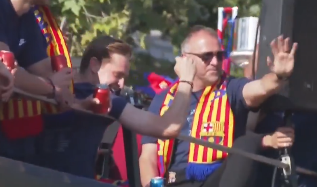  لاعبو برشلونة يحتفلون مع جمهورهم بعد التتويج بالدوري الإسباني