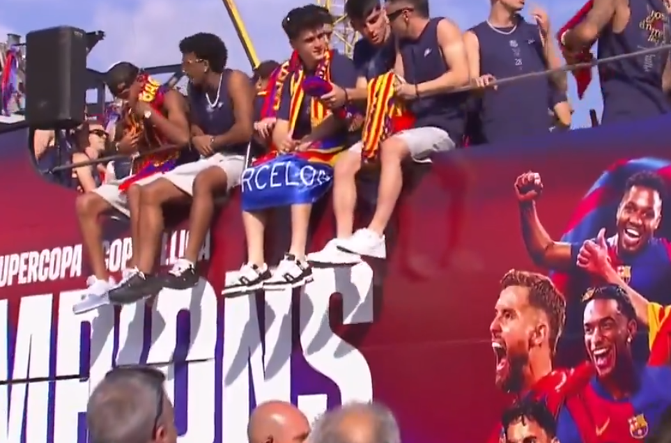  لاعبو برشلونة يحتفلون مع جمهورهم بعد التتويج بالدوري الإسباني