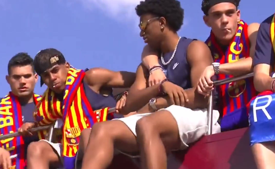  لاعبو برشلونة يحتفلون مع جمهورهم بعد التتويج بالدوري الإسباني