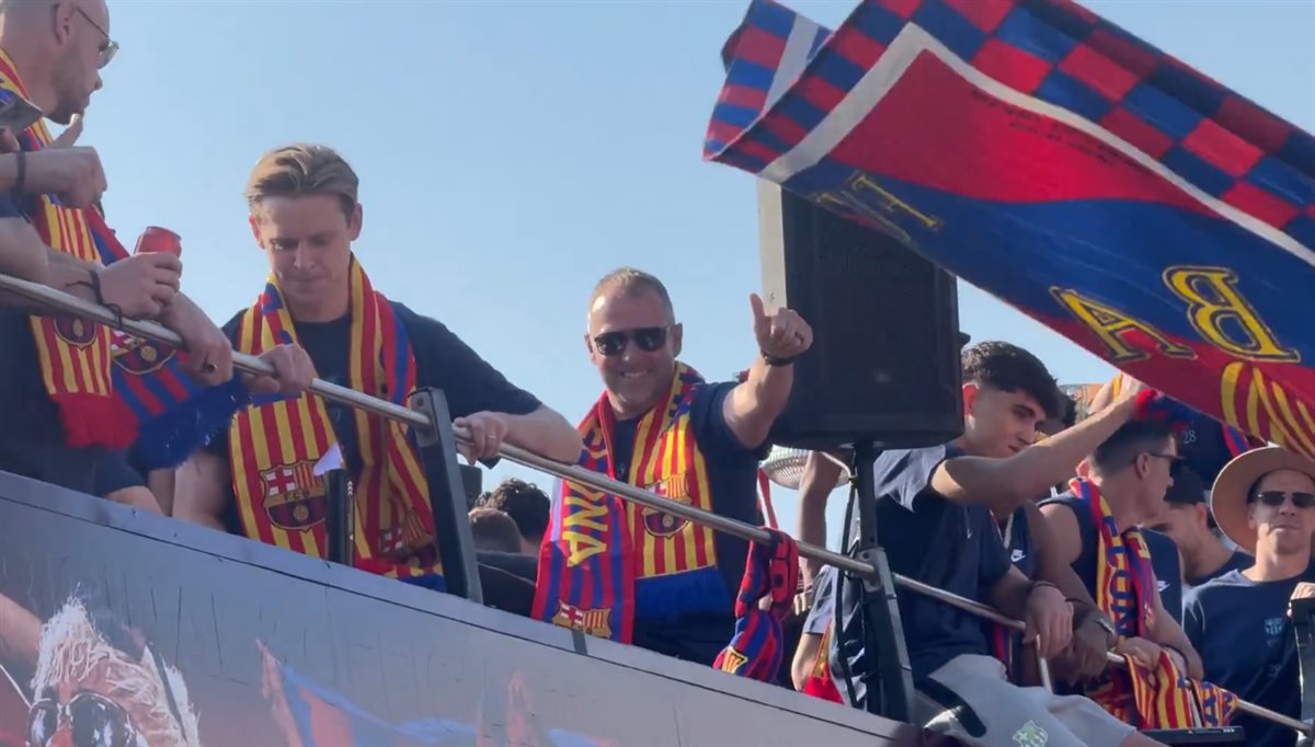  لاعبو برشلونة يحتفلون مع جمهورهم بعد التتويج بالدوري الإسباني