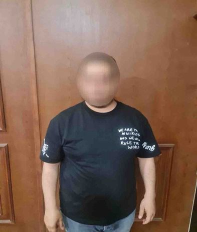 القبض علي شخص ادعي كذبا بإعاقة فرد شرطة يستقل سيارة نقل أموال لحركة المرور 