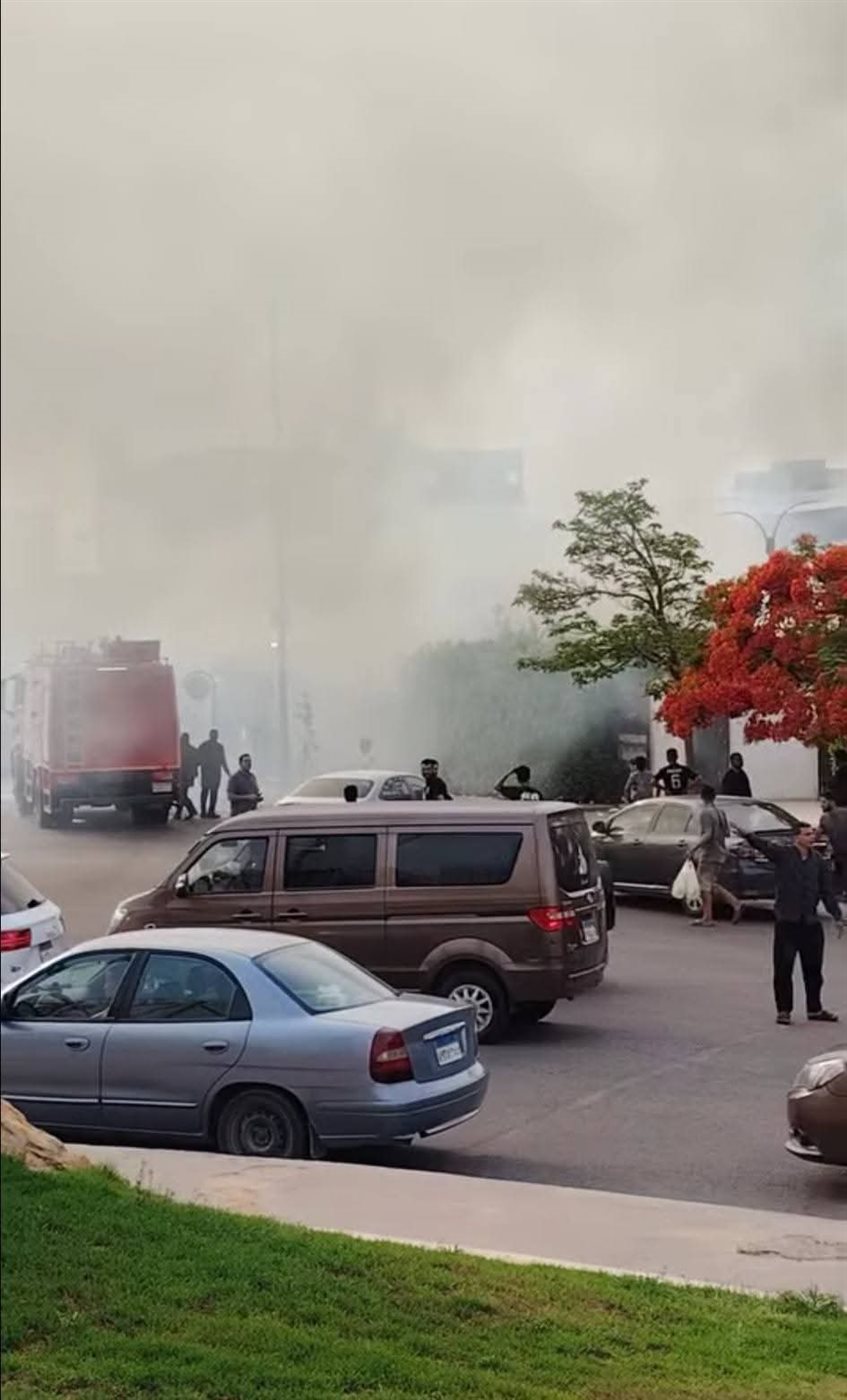 حريق  بجوار مسجد الحمد بالتجمع الخامس والحماية المدنية تسيطر عليه