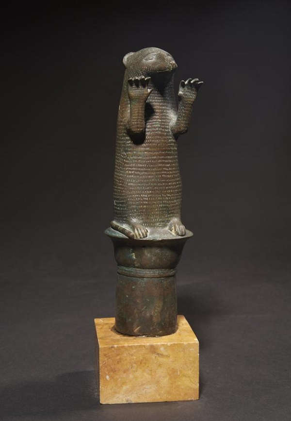 تمثال صغير لنمس صُنع من البرونز