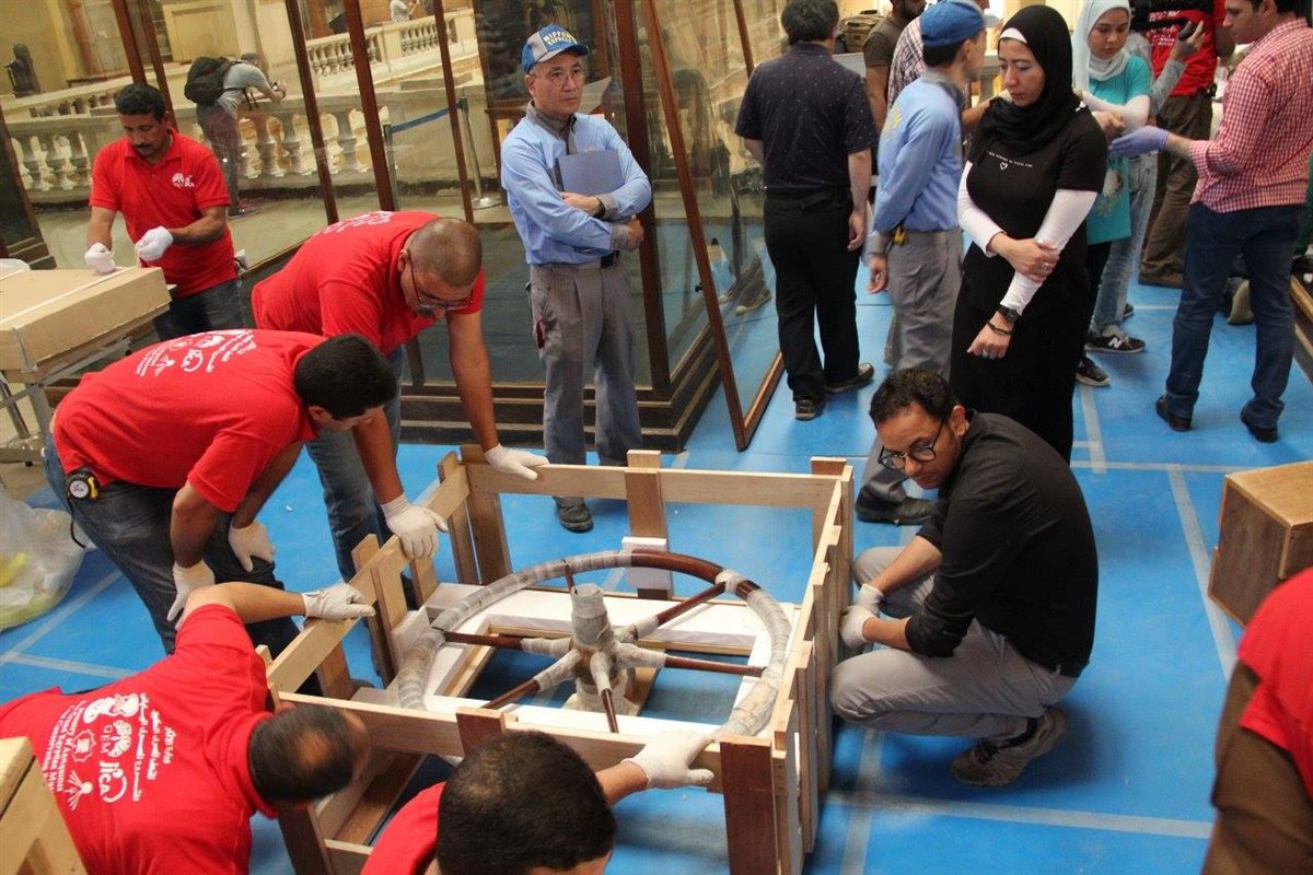 صور خلال نقل إحدي العربات من المتحف المصري بالتحرير إلى المتحف المصري الكبير 