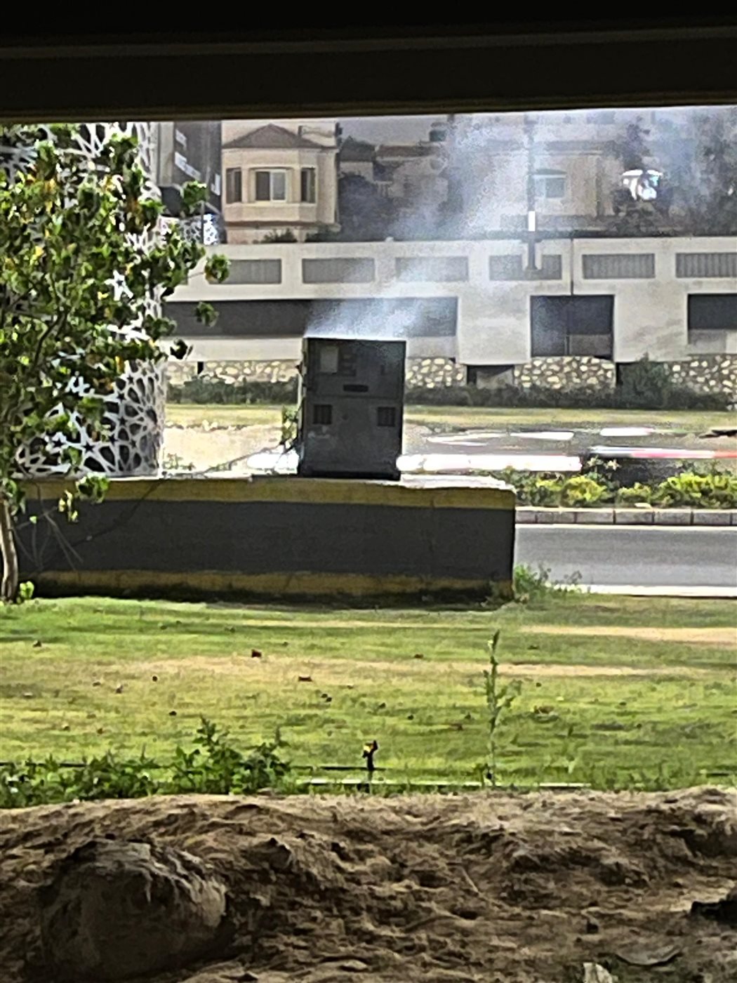 تصاعد أدخنة من كابينة كهرباء أمام مدينة الإنتاج الإعلامي بأكتوبر