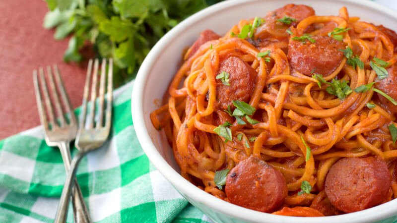 طريقة عمل مكرونة بالسجق في الفرن