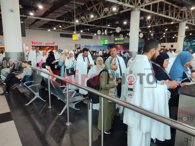 مطار القاهرة يشهد احتفالية رسمية لتوديع أول أفواج حجاج بيت الله الحرام