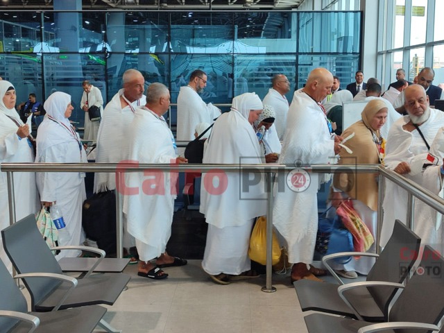 مطار القاهرة يشهد احتفالية رسمية لتوديع أول أفواج حجاج بيت الله الحرام
